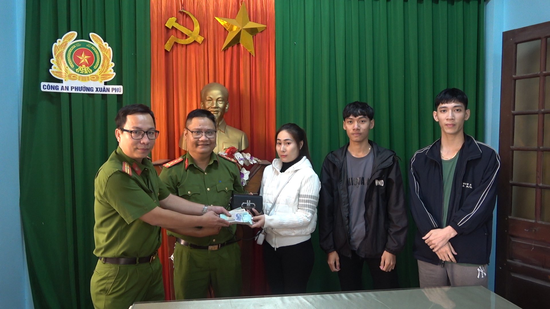 Hai thanh niên trả lại 100 triệu đồng cho người đánh rơi