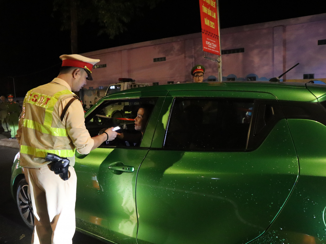 Công an TP Buôn Ma Thuột nâng cao nhận thức của người dân về ATGT