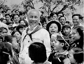 Trưng bày chuyên đề “Vì lợi ích trăm năm trồng người”