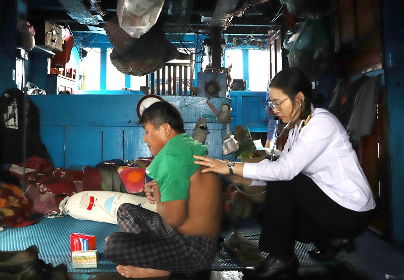 Cán bộ, chiến sĩ Vùng 3 Hải quân cứu hộ kịp thời tàu cá bị nạn