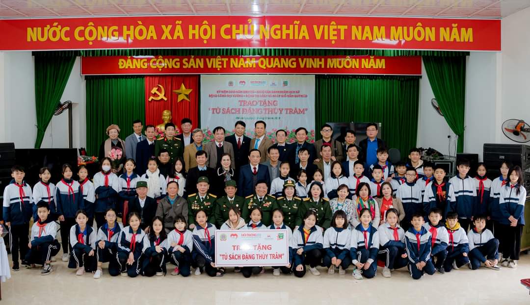 Trao tặng Tủ sách Đặng Thùy Trâm