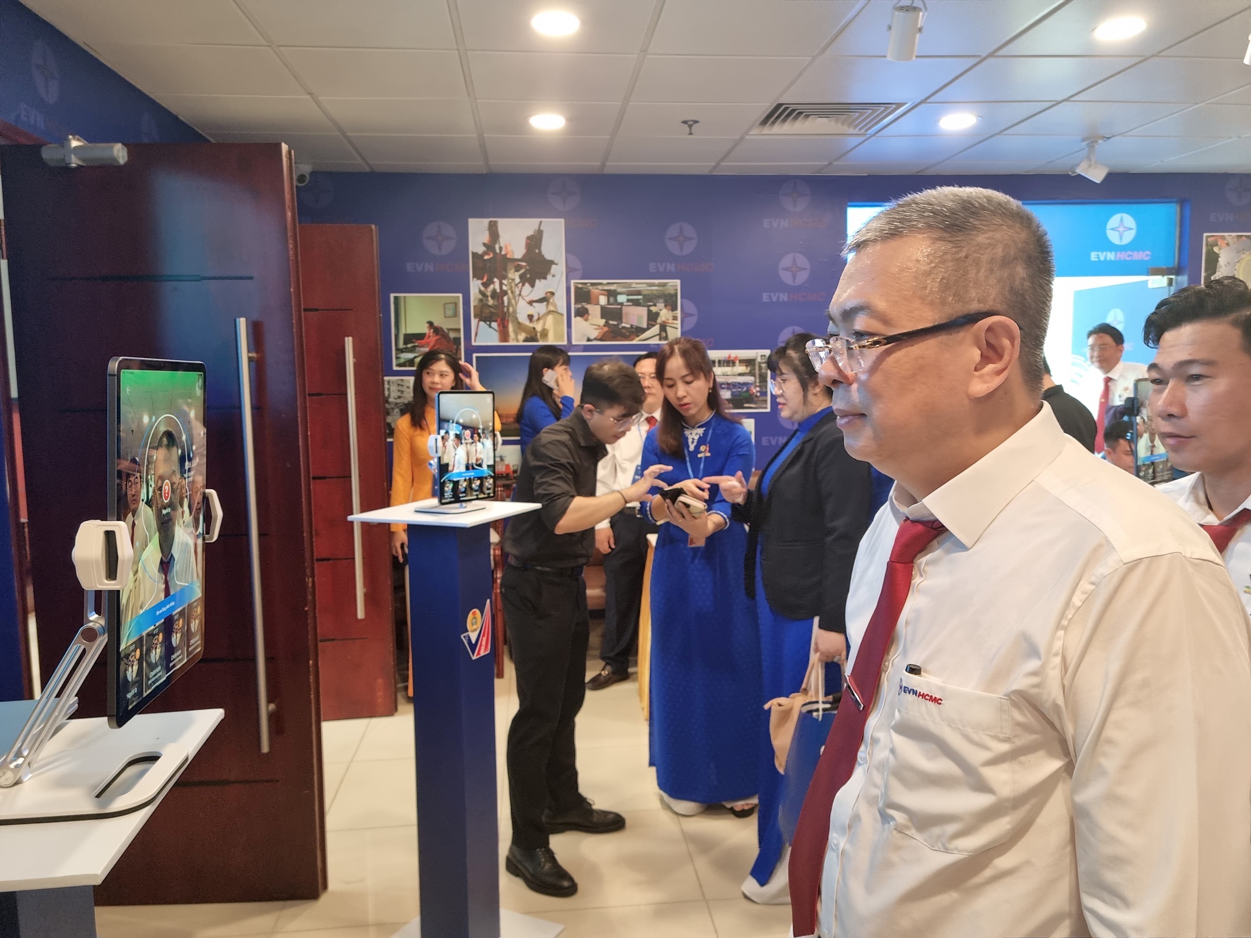 EVNHCMC gắn công tác xây dựng Đảng với hoạt động sản xuất kinh doanh