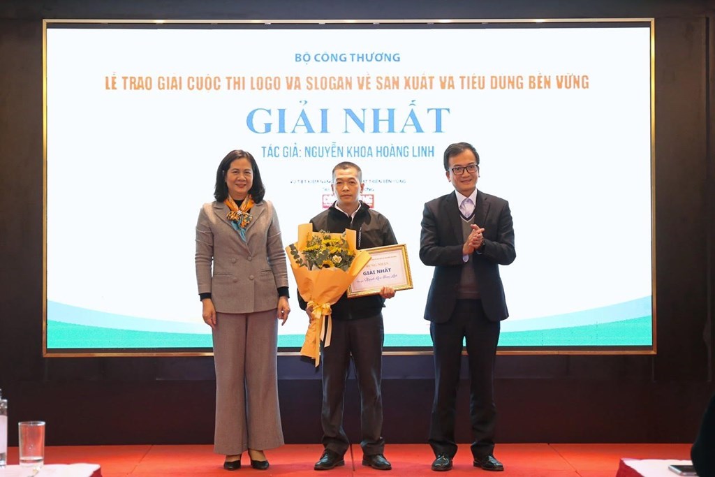 Trao giải cuộc thi Logo và slogan về sản xuất và tiêu dùng bền vững