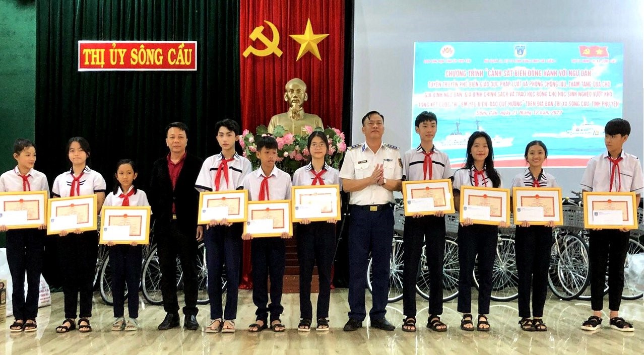 Hải đoàn 32 Bộ Tư lệnh Vùng Cảnh sát biển 3 đồng hành với ngư dân