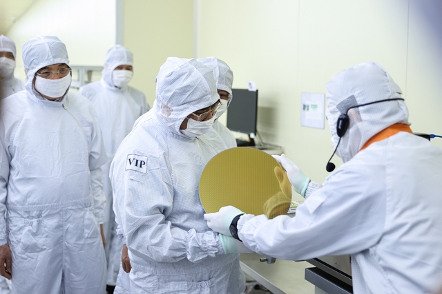 Thủ tướng Phạm Minh Chính thăm Công ty sản xuất chíp bán dẫn tại Bắc Giang