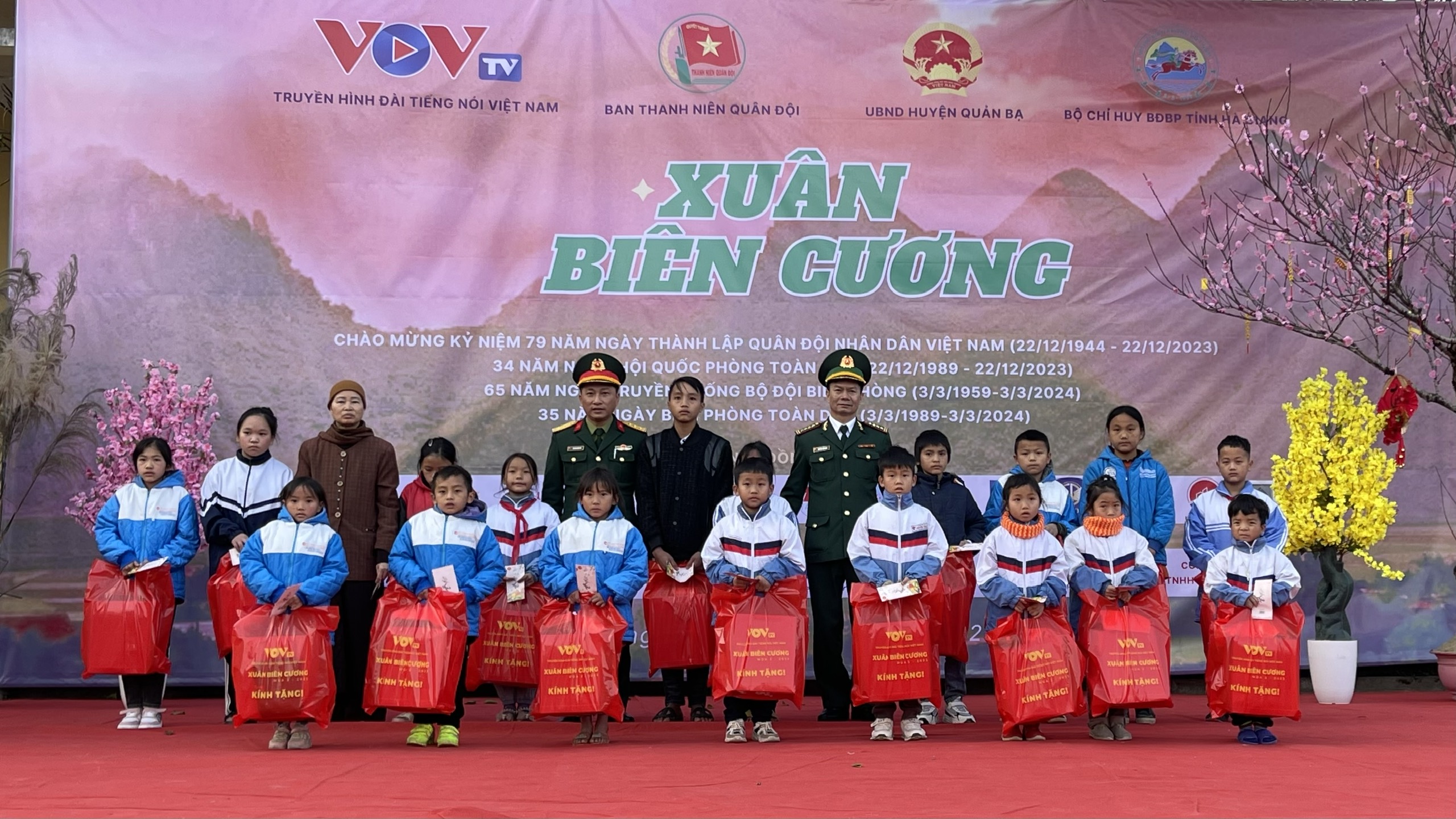 Hà Giang Thắm tình quân dân trong “Xuân Biên cương” ở Tùng Vài