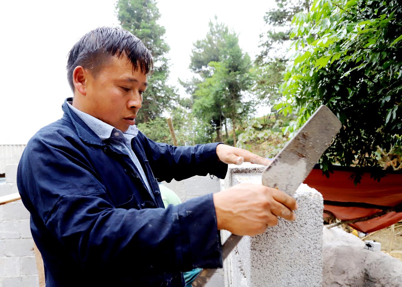 Trưởng thôn Thò Mí Thò học và làm theo Bác