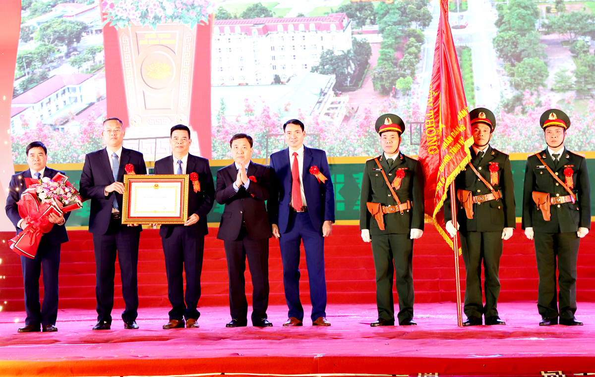 Quang Bình đón nhận Huân chương Lao động hạng Nhì