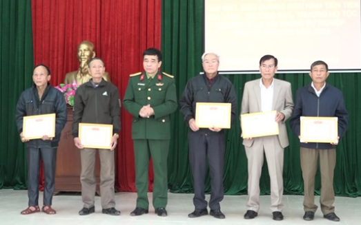 Găp mặt, biểu dương, khen thưởng các già làng, trưởng bản, trưởng họ tộc, người có uy tín trên địa bàn huyện Mường Lát