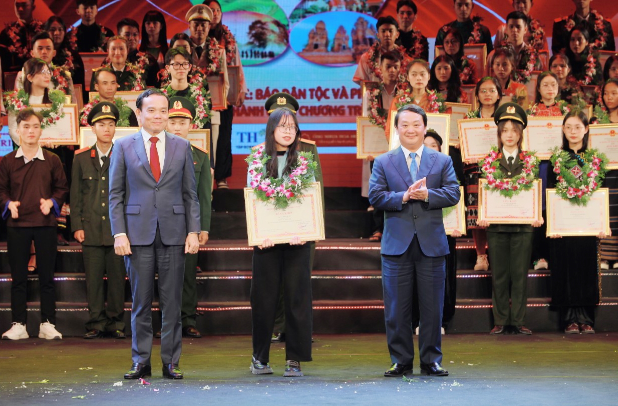 Học sinh, sinh viên, thanh niên dân tộc thiểu số là những tấm gương sáng cho thế hệ trẻ