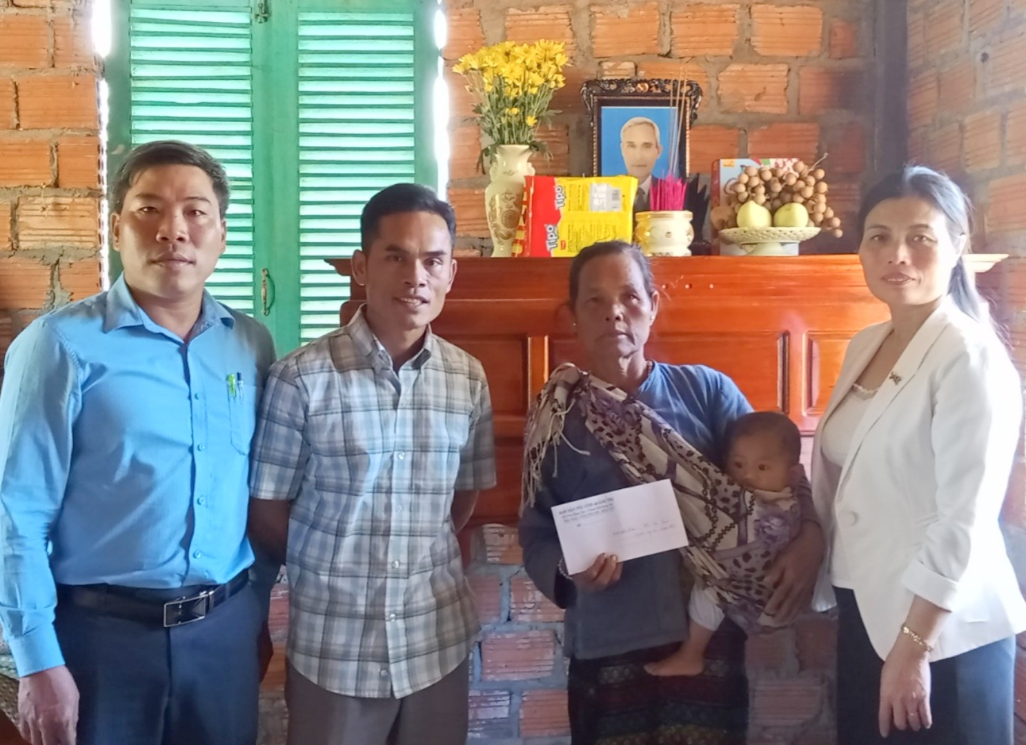 Thăm, tặng quà cho người có uy tín trong đồng bào dân tộc thiểu số tỉnh Quảng Trị