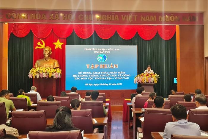 Gần 100 cán bộ tham dự Hội nghị tập huấn sử dụng phần mềm về công tác dân tộc