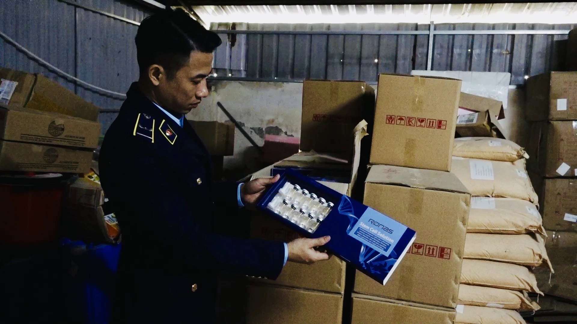 Hà Nội Phát hiện hàng chục tấn hàng giả được sản xuất ở trại nuôi gà
