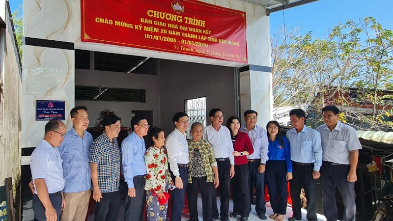 Hậu Giang Bàn giao hơn 1 100 căn nhà Đại đoàn kết
