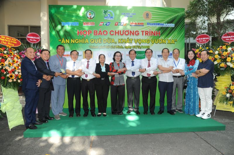 Chương trình nghệ thuật “Ân nghĩa quê dừa, khát vọng vươn xa”