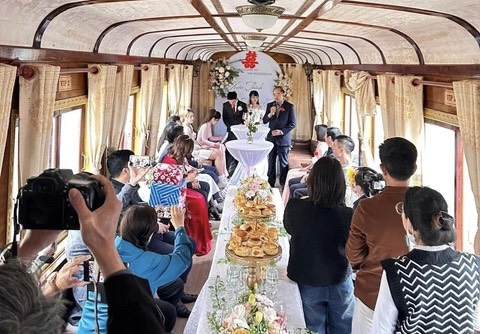 Công ty đường sắt thí điểm tổ chức biểu diễn âm nhạc, đám cưới trên tàu