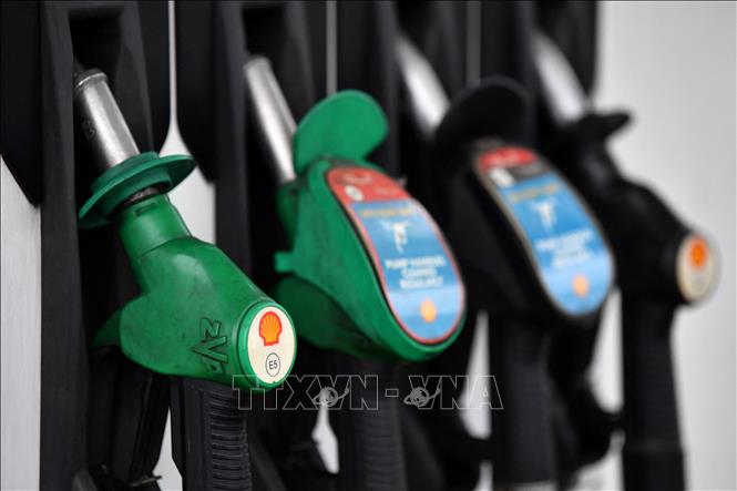 Giá dầu thế giới giảm gần 2