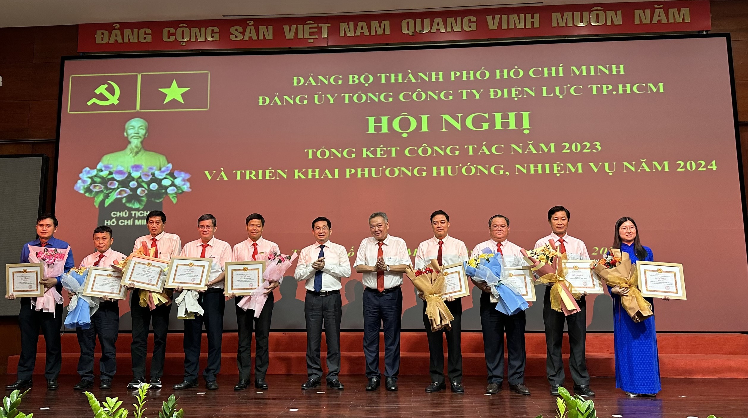 EVNHCMC Phát huy tinh thần sáng tạo hoàn thành 24 chỉ tiêu trong năm 2024