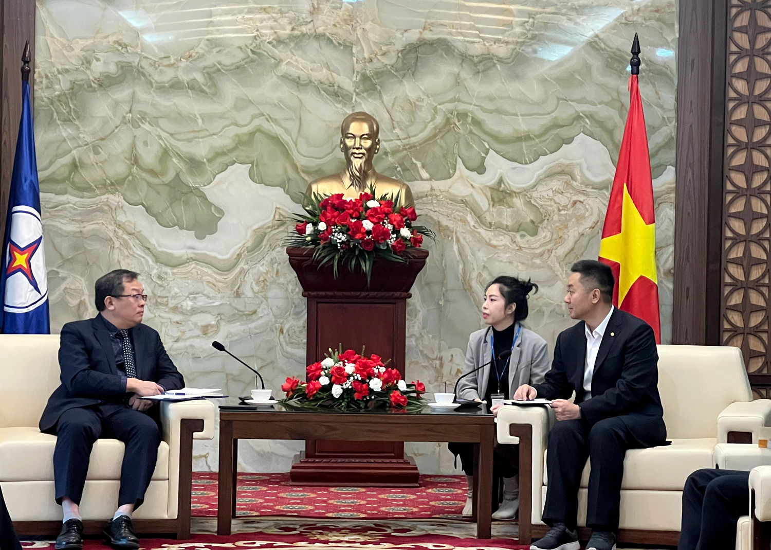 Phó Tổng giám đốc EVN Phạm Hồng Phương làm việc với Tập đoàn Thiết bị Power China