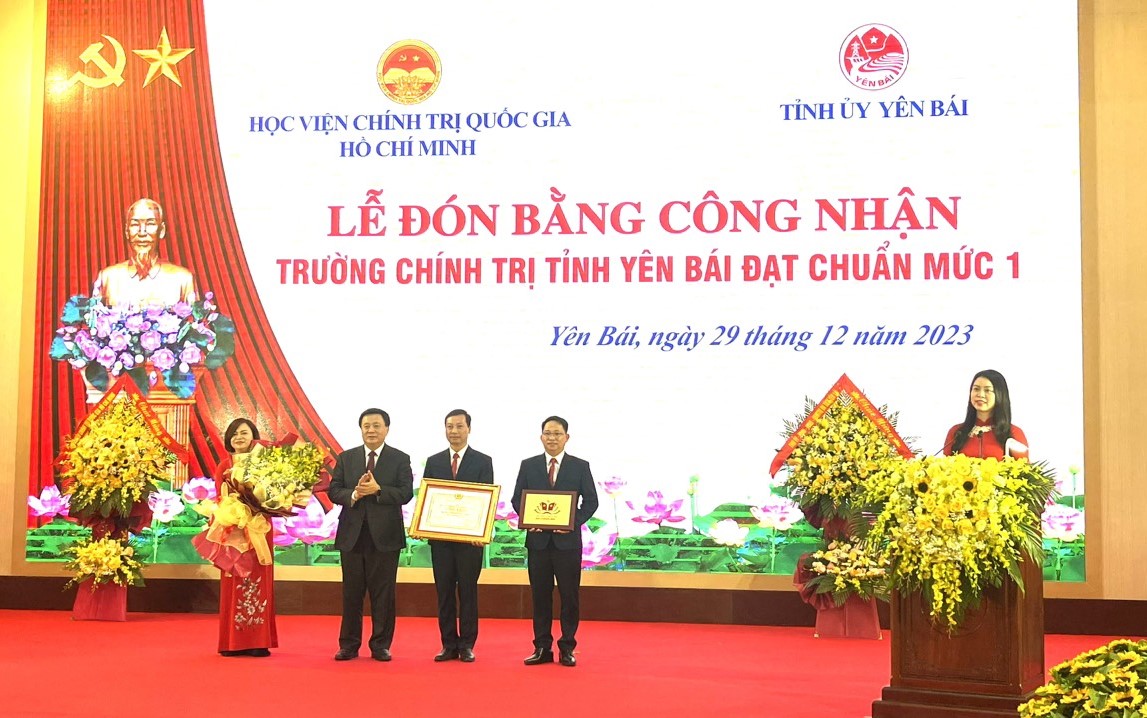 Trường Chính trị tỉnh Yên Bái đón Bằng công nhận đạt chuẩn mức 1