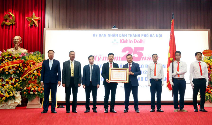 Báo Kinh tế và Đô thị đón nhận Huân chương Lao động hạng Nhất