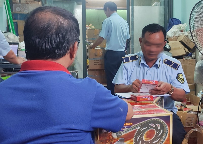 Tạm giữ gần 90 000 sản phẩm có dấu hiệu giả mạo nhãn hiệu
