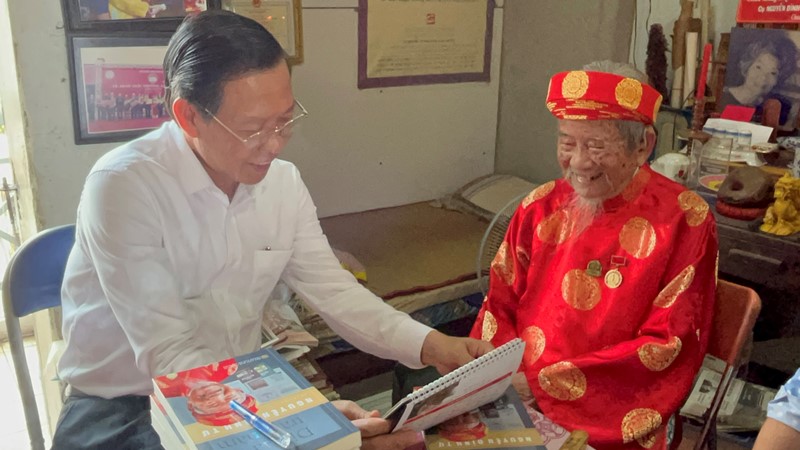 Chủ tịch UBND TP Hồ Chí Minh thăm, chúc mừng năm mới Nhà nghiên cứu Nguyễn Đình Tư