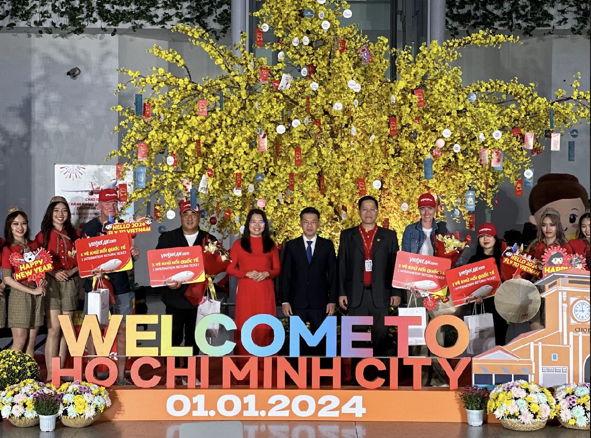 Đón đoàn khách du lịch quốc tế đầu tiên đến Thành phố Hồ Chí Minh năm 2024