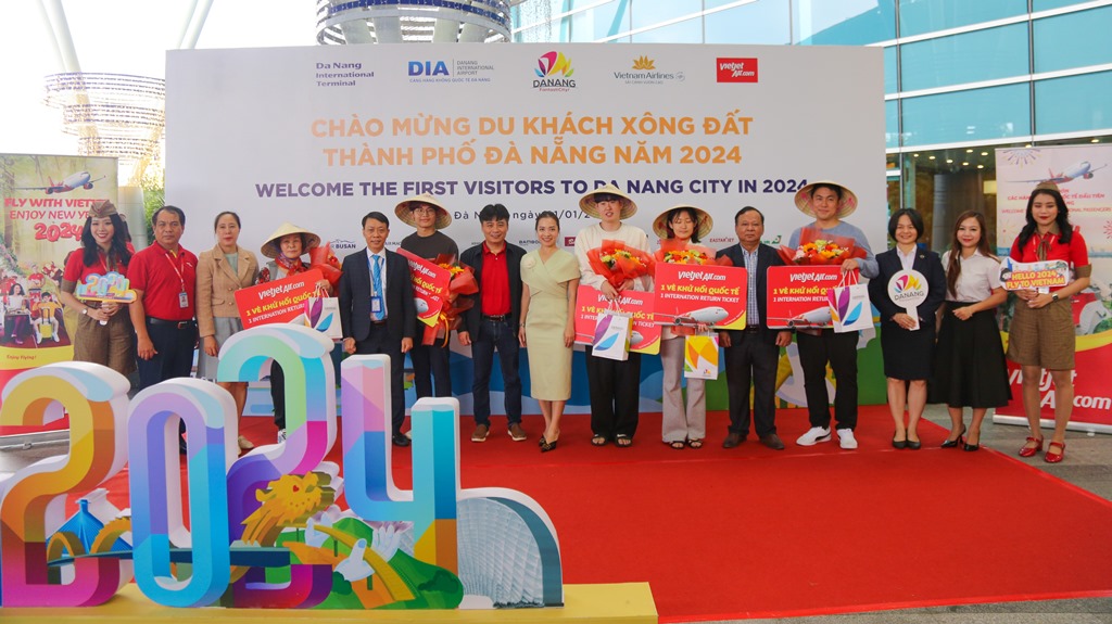 Nhiều địa phương đón những vị khách đầu tiên trong năm mới