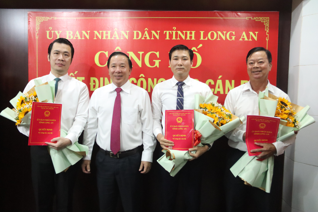 Long An công bố các quyết định về công tác cán bộ