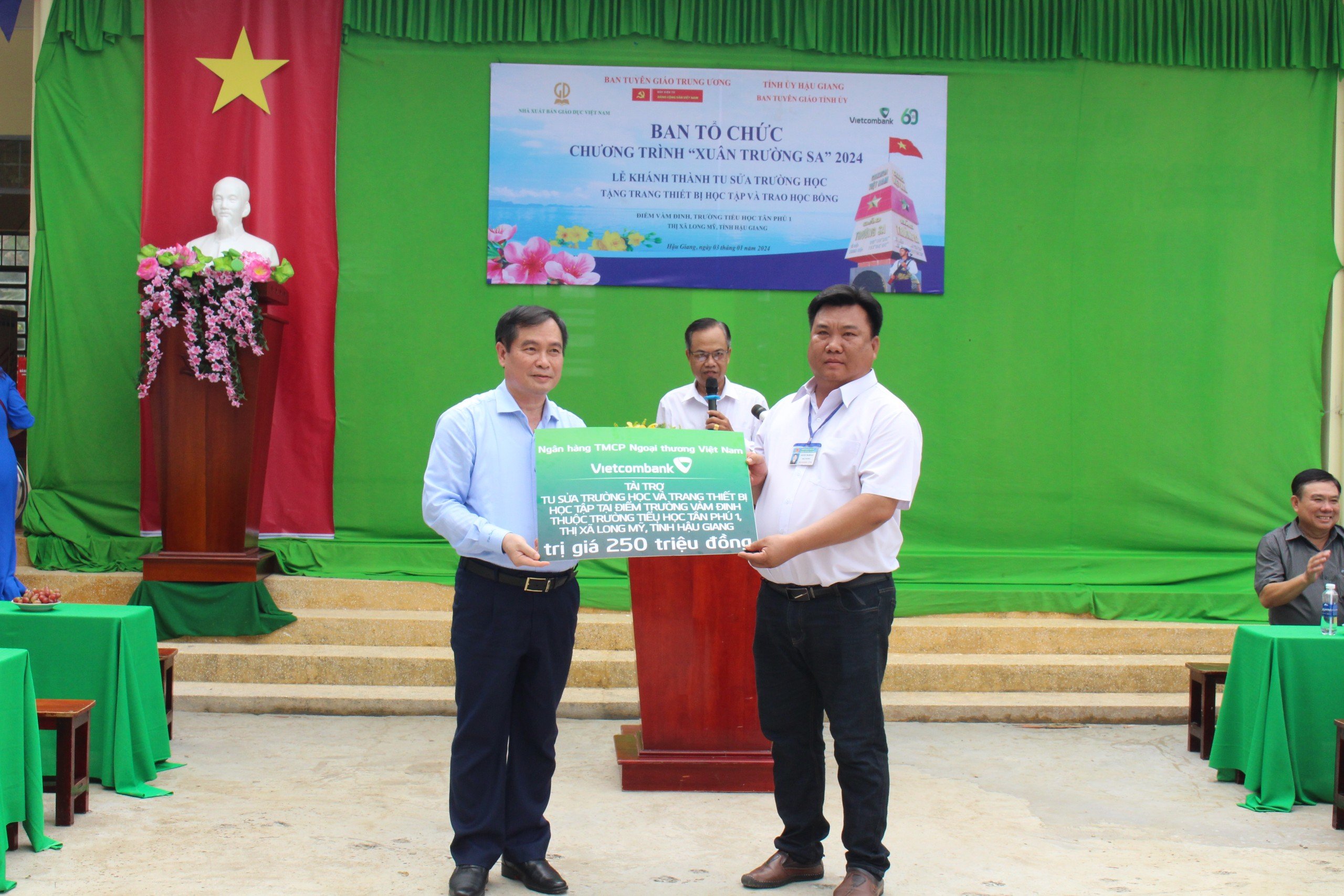 Nghĩa tình Chương trình “Xuân Trường Sa” năm 2024 ở Hậu Giang