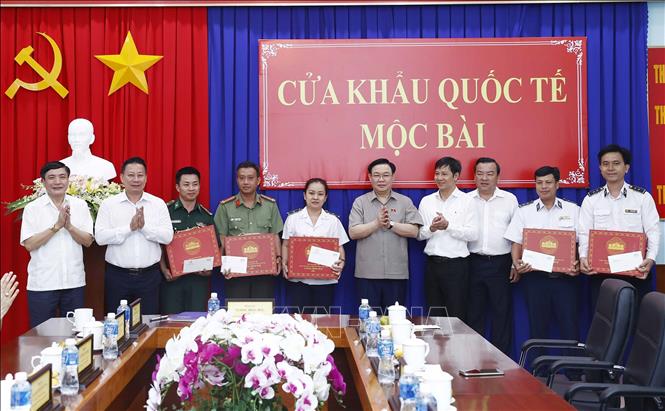 Chủ tịch Quốc hội thăm, làm việc tại Cửa khẩu Quốc tế Mộc Bài