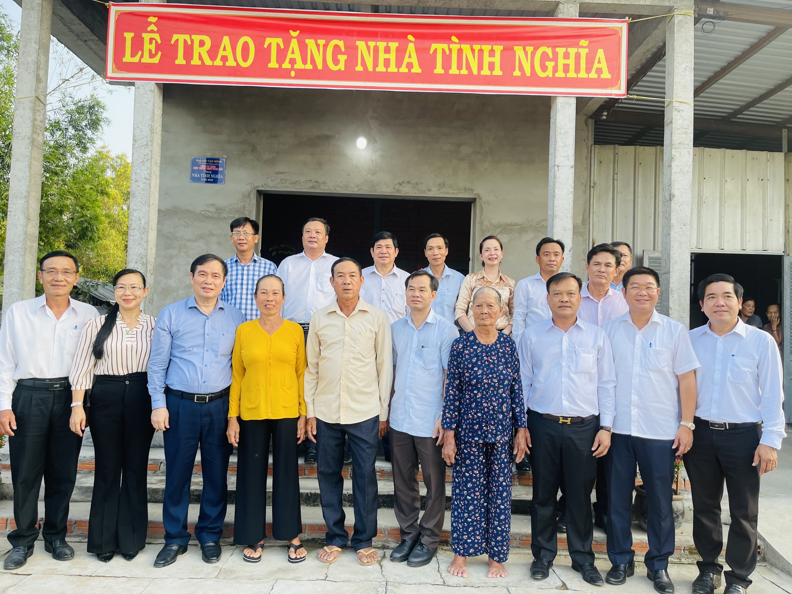Ban Tuyên giáo Trung ương trao tặng nhà tình nghĩa tại huyện Tân Trụ Long An