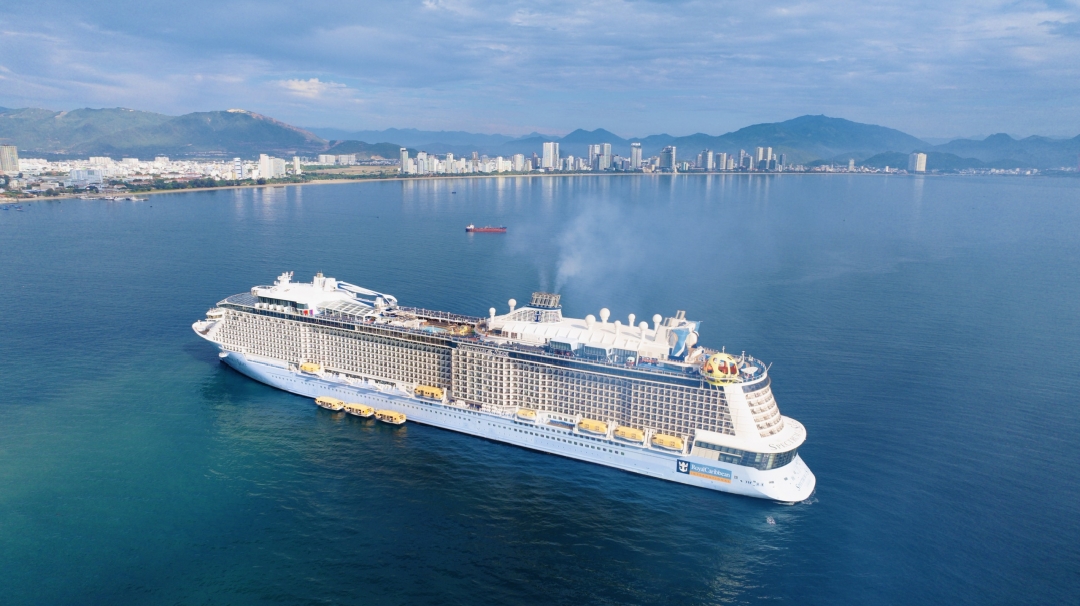 Tàu du lịch biển Spectrum of The Seas đưa gần 4 400 khách đến Nha Trang