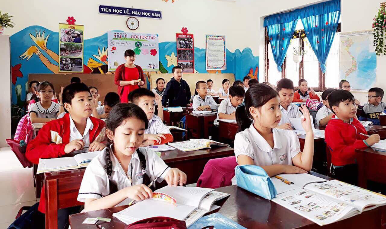 Bảo đảm cho mọi công dân trong độ tuổi thực hiện nghĩa vụ học tập