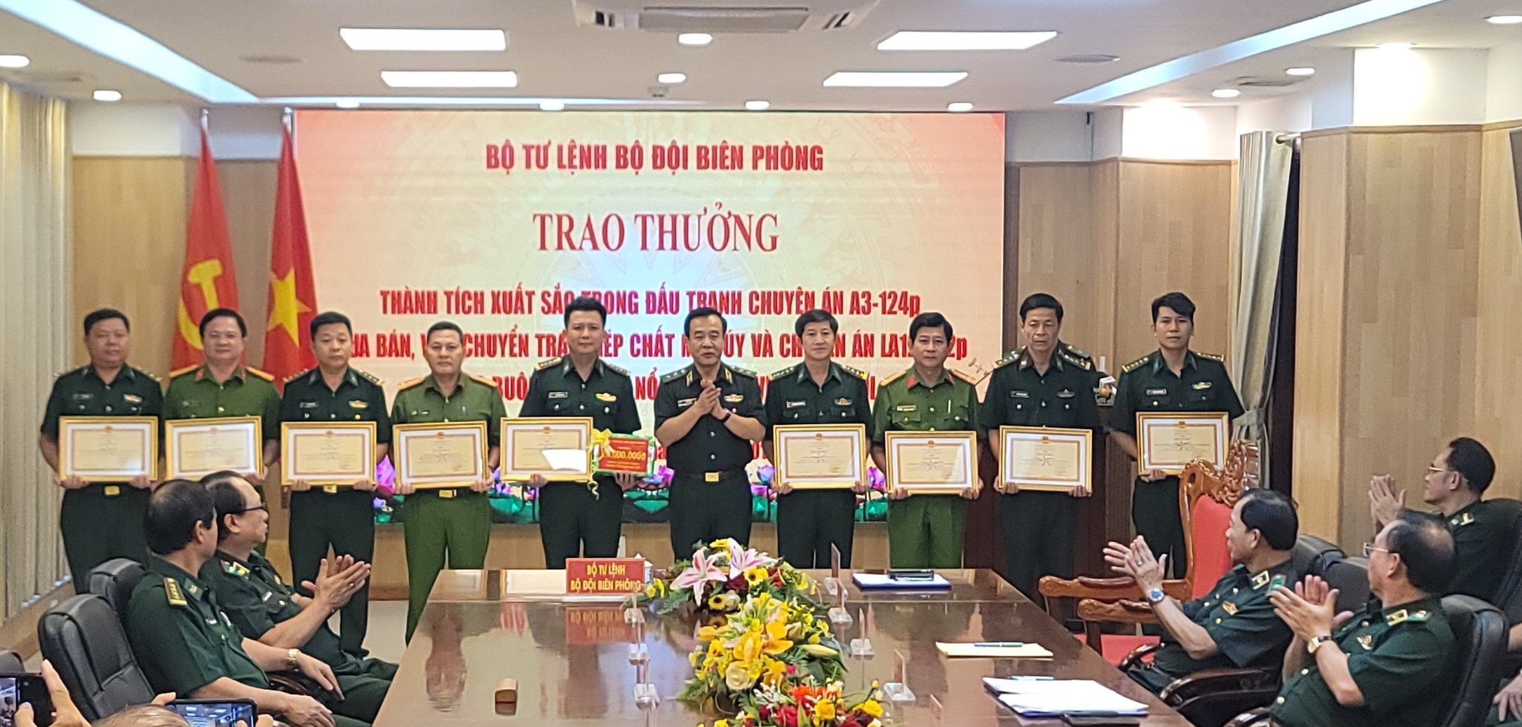 Khen thưởng nóng tập thể, cá nhân xuất sắc trong đấu tranh chống ma túy, pháo nổ