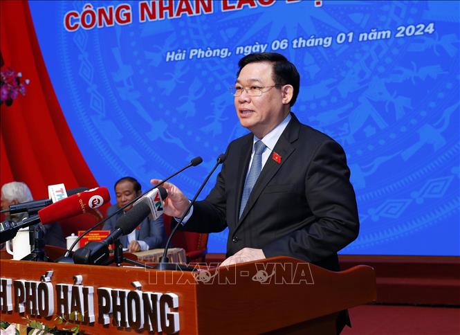 Chủ tịch Quốc hội Vương Đình Huệ tiếp xúc cử tri thành phố Hải Phòng