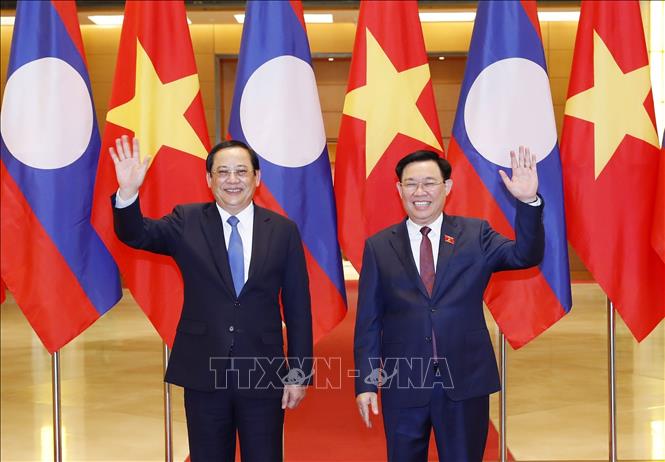 Chủ tịch Quốc hội Vương Đình Huệ hội kiến Thủ tướng Chính phủ Lào Sonexay Siphandone