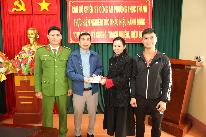 Hành động đẹp của hai nhân viên y tế Bệnh viện Đa khoa tỉnh Ninh Bình