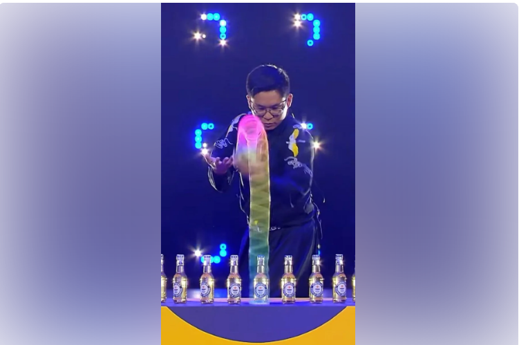 Người lập kỷ lục thế giới với món đồ chơi Slinky