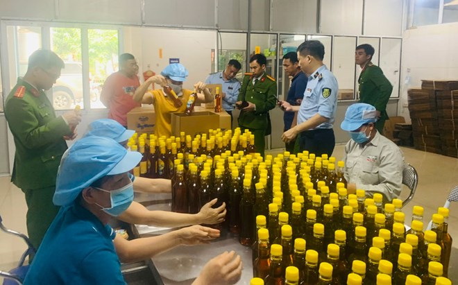 Phát hiện hơn 11 000 chai mật ong giả