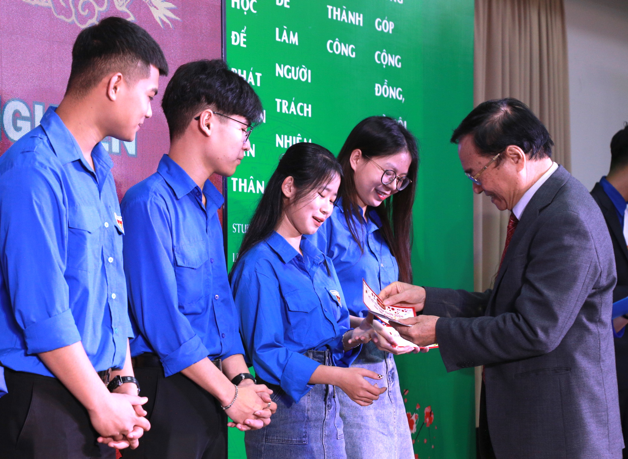 Tặng 300 vé xe và 2 chuyến xe Tết đến sinh viên khó khăn tại miền Trung – Tây Nguyên