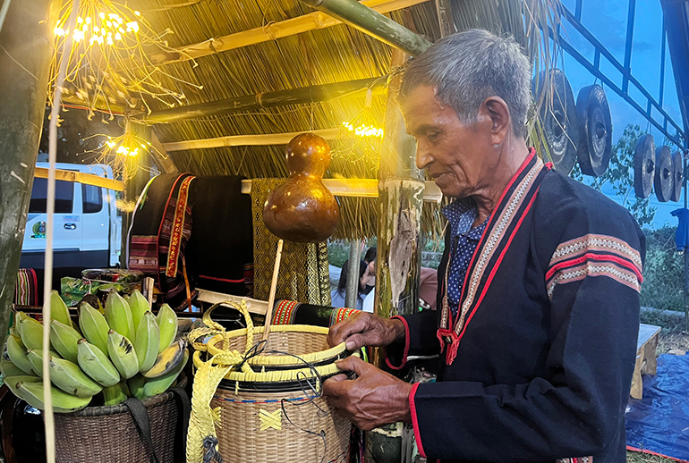 Gương sáng già Oi Linh