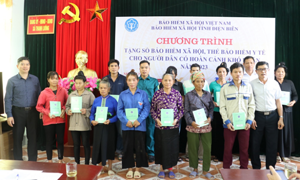 Tặng sổ Bảo hiểm xã hội, thẻ Bảo hiểm y tế, mang Tết ấm đến với người nghèo