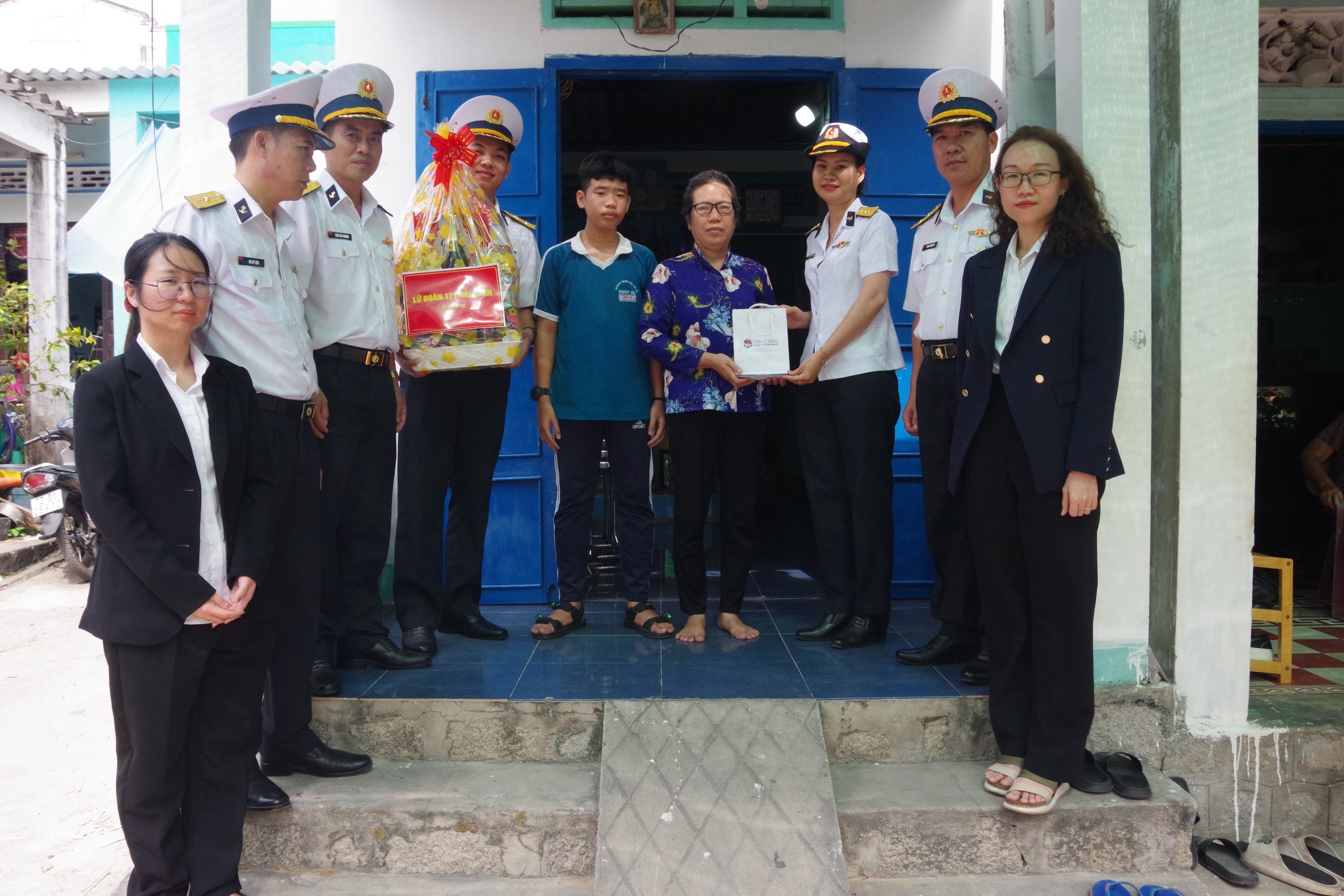 Tô thắm thêm tình quân dân đoàn kết
