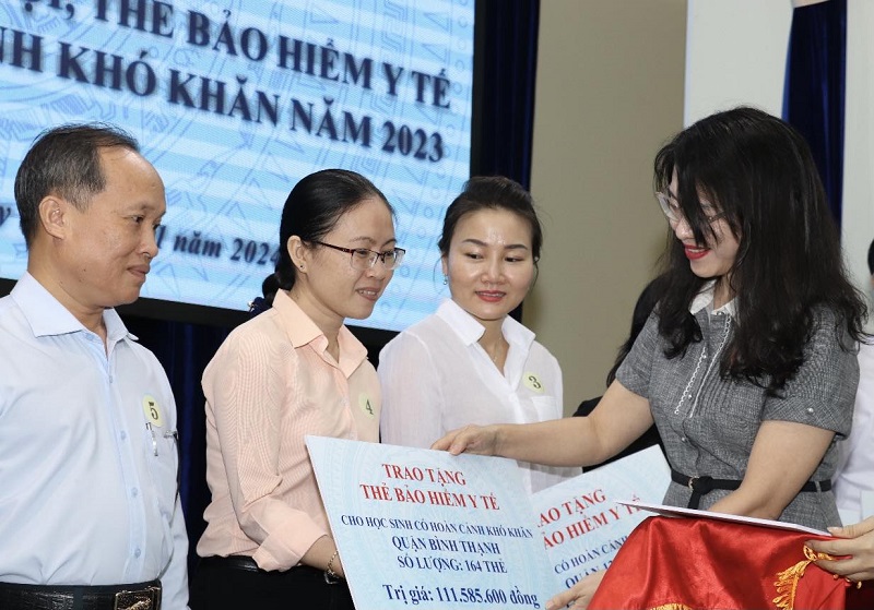 TP Hồ Chí Minh trao tặng hơn 5 700 thẻ BHYT và BHXH cho người có hoàn cảnh khó khăn