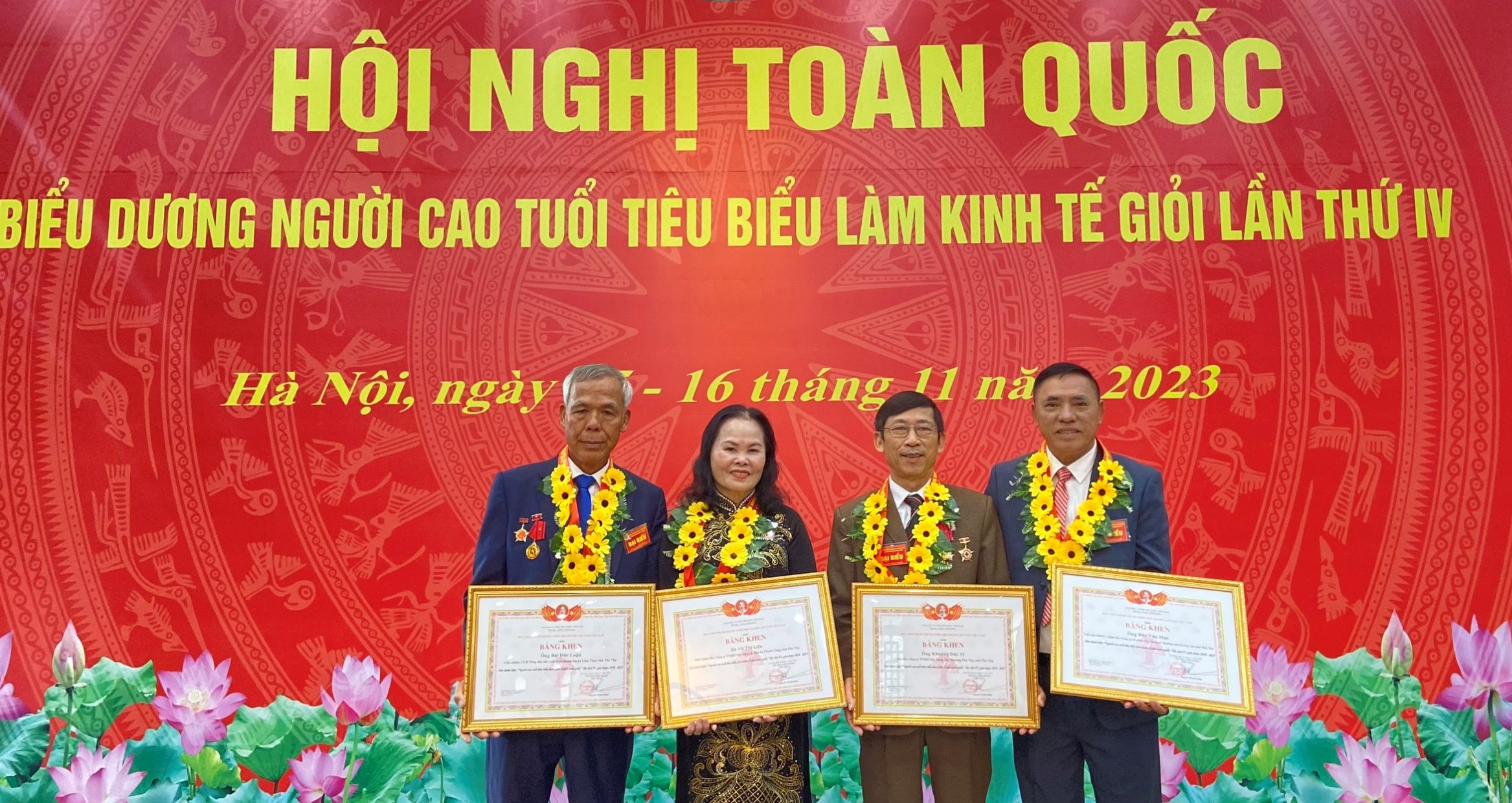 Nông dân nỗ lực làm giàu trên đất khó