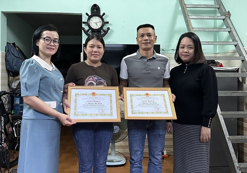 Đà Nẵng Biểu dương vợ chồng công nhân môi trường trả lại tài sản du khách đánh rơi