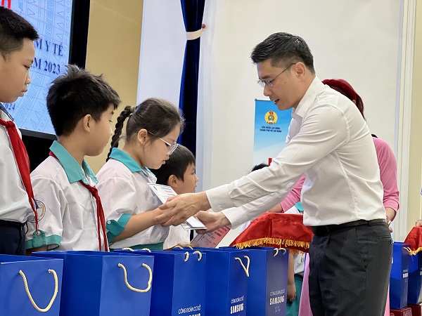 Nhiều địa phương tặng thẻ BHYT cho người lao động có hoàn cảnh khó khăn