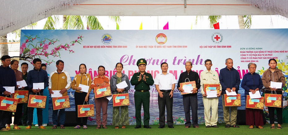 Thêm thắm đẹp tình cảm đoàn kết quân dân